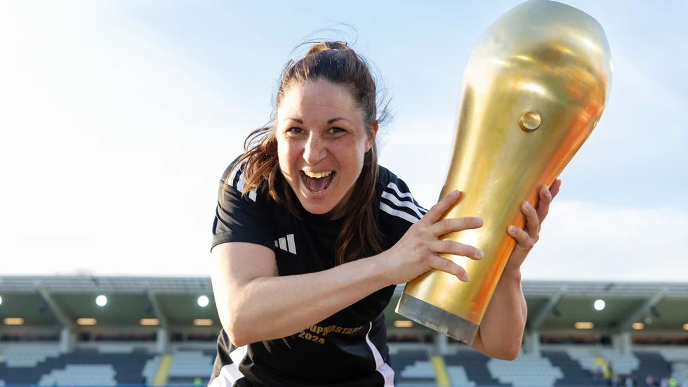 Josefin Johansson med pokalen.