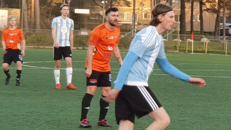 FC Gutes tränare Christophe Lallet hoppade in i startelvan i division 4-premiären.
