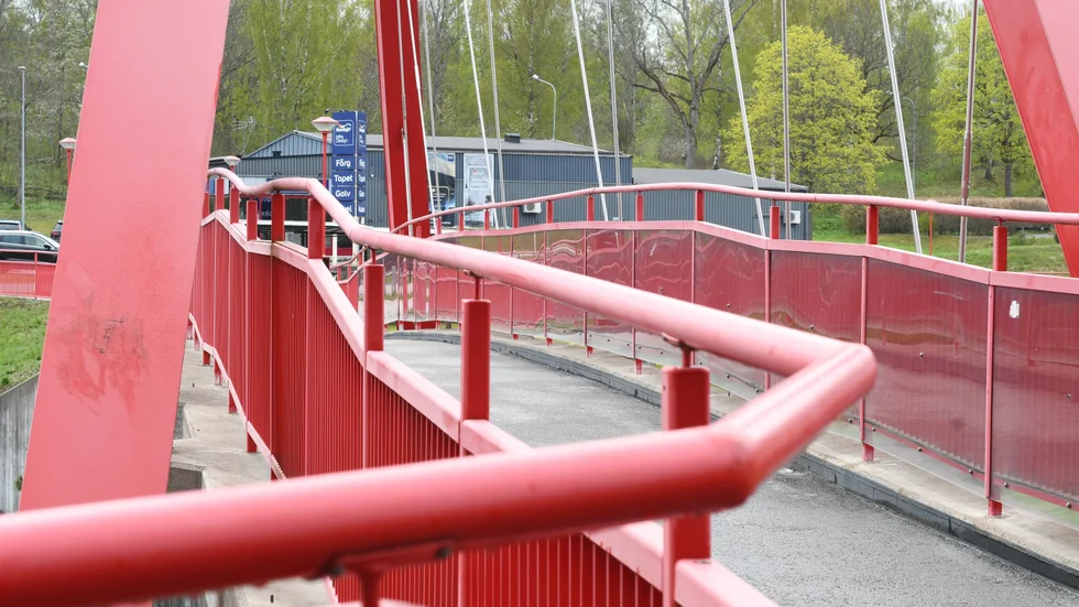 Skadorna på Röda bron i Åtvidaberg syns tydligt. Räckena som ska vara raka går som en vågrörelse, eftersom fästena till ledstången trycks upp ur stolparna. 