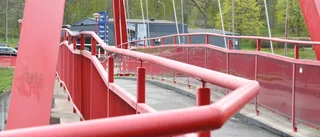 Bron över stora vägen utreds – delar av räcket har lossnat