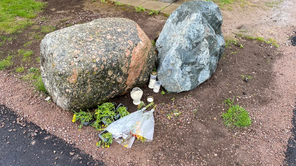 En minnesplats har vuxit fram efter det misstänkta mordet på Motala väster. En man i 35-årsåldern dog efter att ha misshandlats med ett vasst tillhygge.