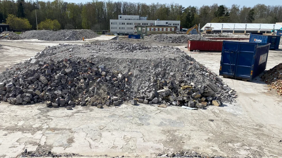 Hittills har 17 000 kvadratmeter av byggnaden rivits.