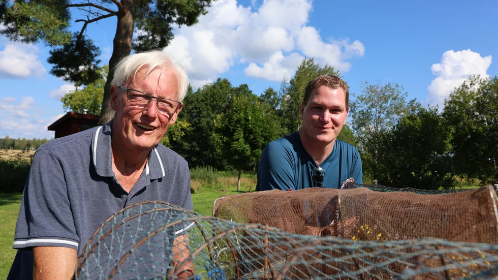 "Jag är uppvuxen i Berg. Jag har åkt i den här kanalen hela livet och vet varenda sten i kanalen. Så jag vet vad jag pratar om", säger Göran Ingvald, den självutnämnde kräftfiskeexperten i Göta kanal, till vänster. Till höger sitter Johan Peterson.