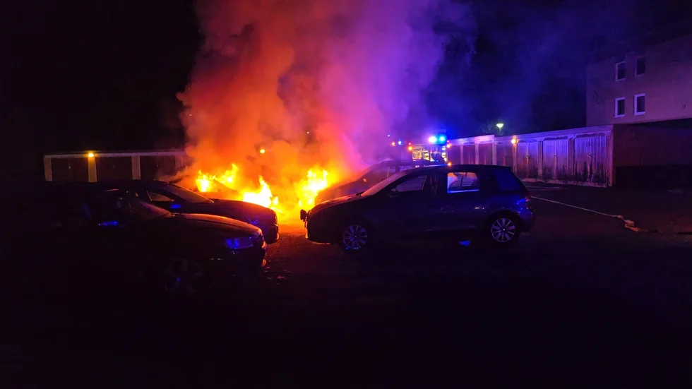 Flera bilar i brand under natten i Finspång.