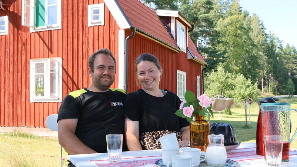 Jonas Barnö och Nathalie Larsson är paret som trivs allra bäst på landet långt bort ifrån andra. Här har de mycket frihet och kan ägna sig åt alla projekt de tidigare drömt om.
“Vi har en längtan efter det som känns viktigt", säger Nathalie.
