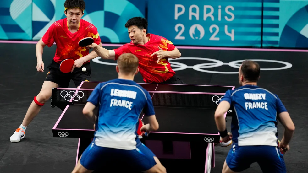 Kina slog ut Frankrike i lagtävlingens semifinal och nu väntar Sverige i fredagens OS-final i Paris.