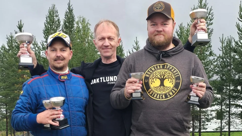 Thomas Lundström (mitten) vann Fällforsracet före Fredrik Häger (t v) och sonen Kenny Lundström. Tävlingen i Fällfors är en hyllning till Formel Vee-bilarna som har sådan fantastik historik i Burträsk.