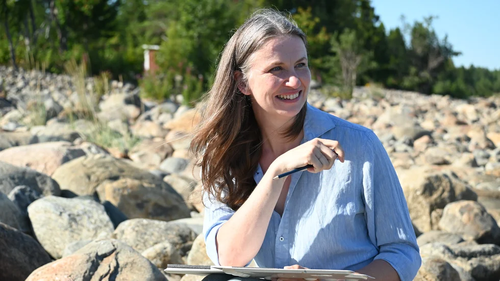"Jag har målat samma vatten och stenar i 30 år", säger Elisabeth Biström och skrattar.