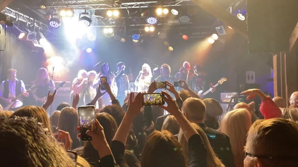 Lili & Susie och Suzzie Tapper på Rockgalan 2023. Årets artistnamn hålls hemliga tills estradörerna dyker upp på scen.