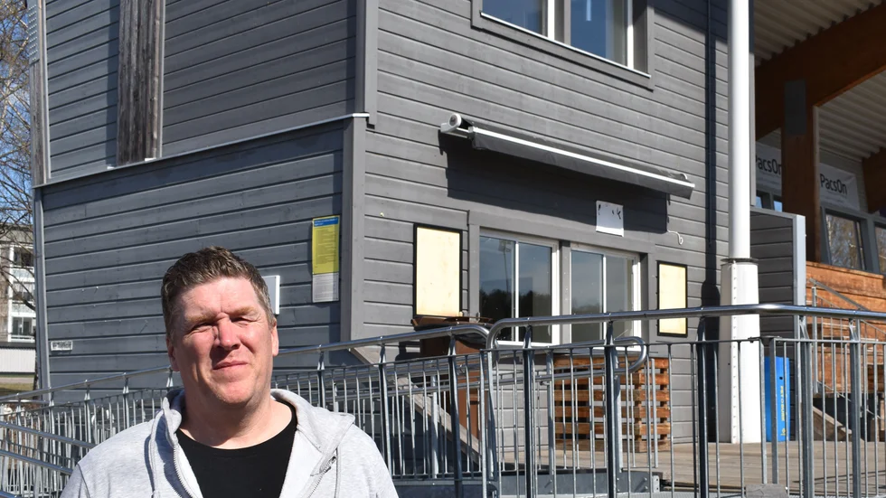 "Vi kan inte längre ha saker i kiosken om det inte är match", säger sportchefen Mattias Granström för Skellefteå FF. Rutorna har redan hunnit bytas ut till följd av helgens skadegörelse. 