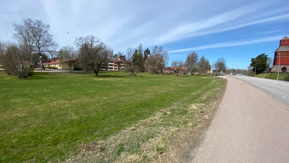 Ytan mellan Skäfthammars kyrka och Lärkbackens äldreboende är för liten för en ny busstation. Dessutom finns fornlämningar i området.