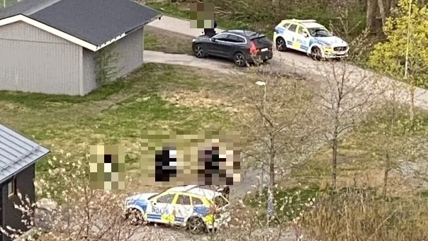 Enligt en källa återkom poliser till idrottsplatsen flera gånger under fredagskvällen.