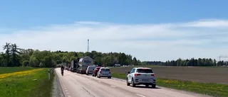 Lastbil började brinna under färd på riksväg 55