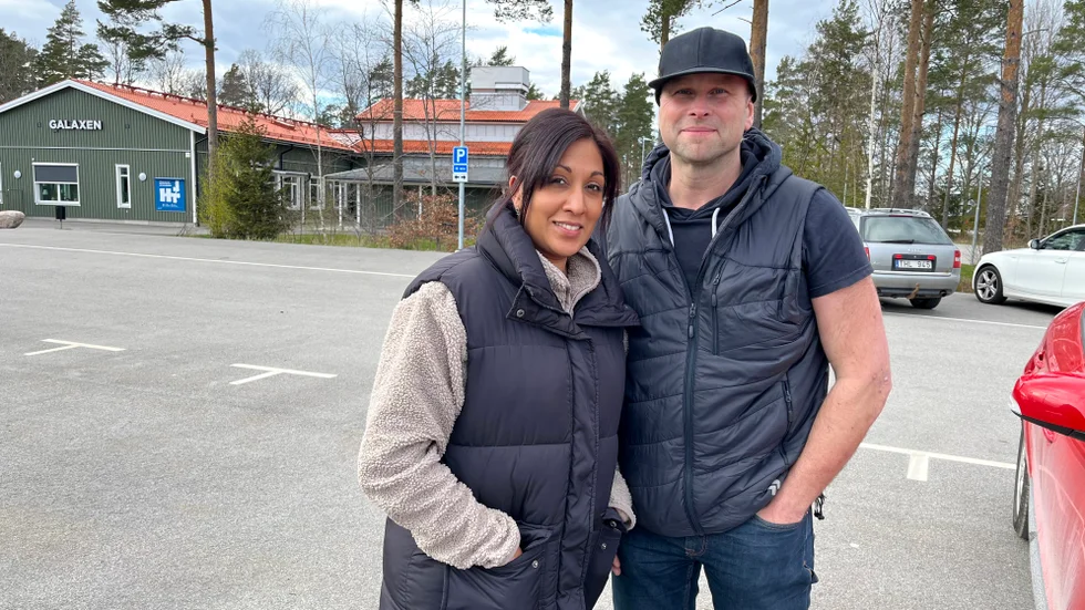 Sandra och Rickard Mårdh tror inte att det är så många som lämnar barnen tidigare än vad de måste på förskolan.
