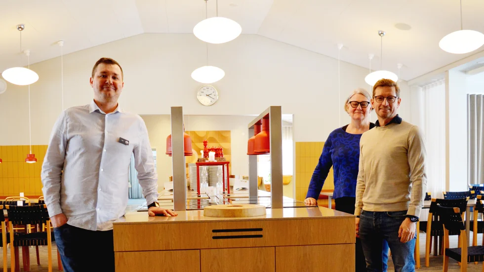 Josh Andrewartha, kökschef, Monica Widman Lundmark, rektor och Andreas Karlsson, biträdande rektor vid Medlefors Folkhögskola. 