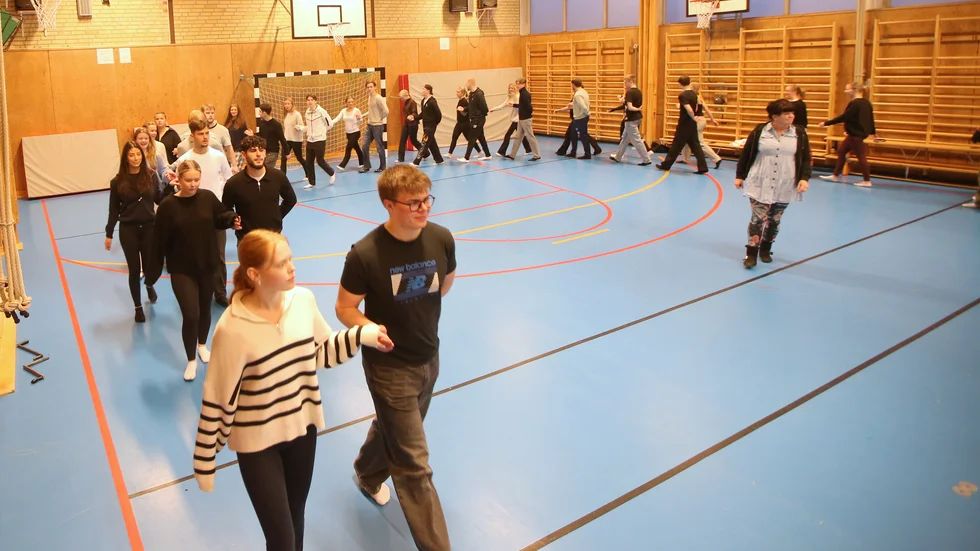 Enligt dansinstruktörerna är det strax över 100 par som ska gå balen i år. Med andra blir det runt 200 dansare i ishallen den 18 maj.  