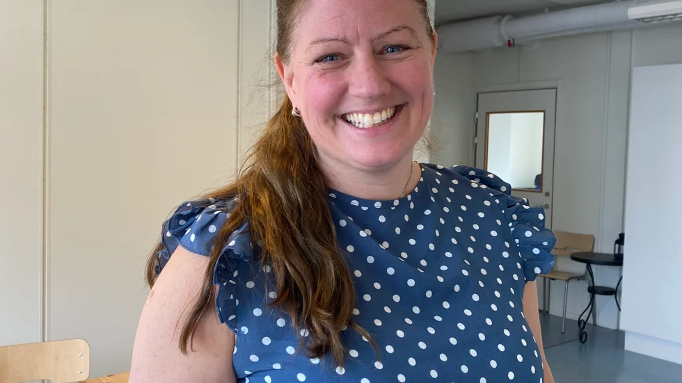 Idag står förskolepedagogen Sissi Nilsson och välkomnar föräldrar och barn. Hon har förberett med leksaker hela morgonen. "Det är jättehärligt att vara igång igen", säger hon och skrattar. 