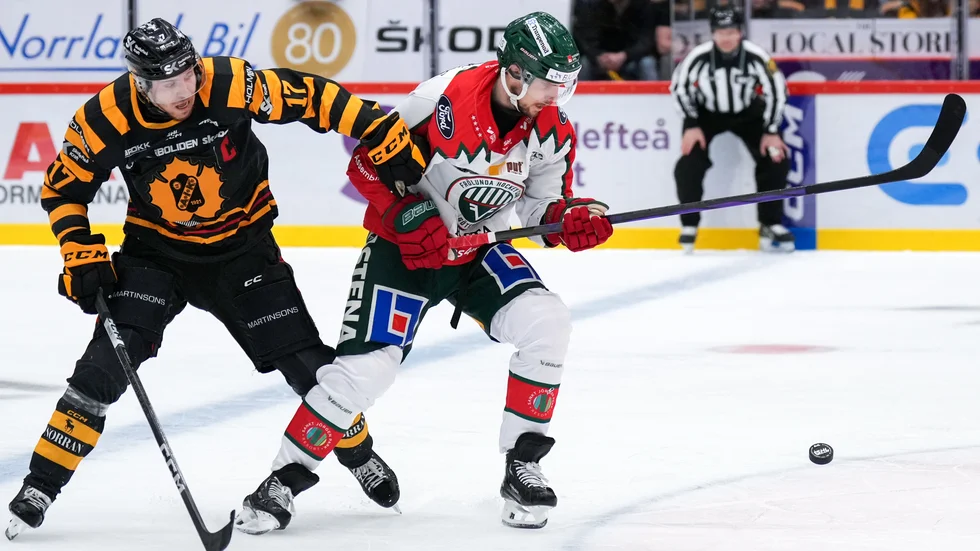 Pär Lindholm i kamp om pucken under söndagens match mot Frölunda. 