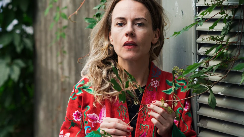 Annika Norlin kommer från Östersund men har även bott många år i Umeå. Idag är sångerskan bosatt i Stockholm.