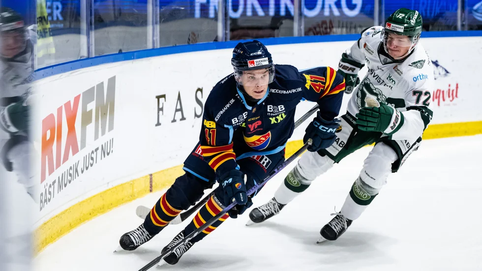 Adam Bäckstrand i Tingsryds grönvita tröja i en match mot Djurgården och Arvid Costmar. Nu blir Bäckstrand Almtunaspelare.