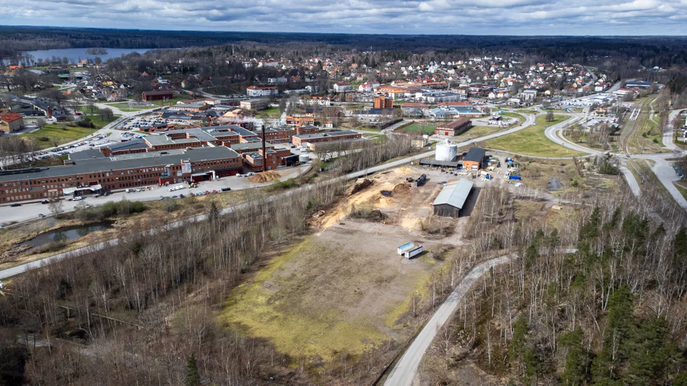 Det centrala industriområdet i Åtvidaberg ligger mellan riksväg 35 och järnvägen. Här, på ett fem hektar stort område finns cirka 135 gram dioxin, som uppstått vid kopparproduktion och senare vid impregning av virke. 