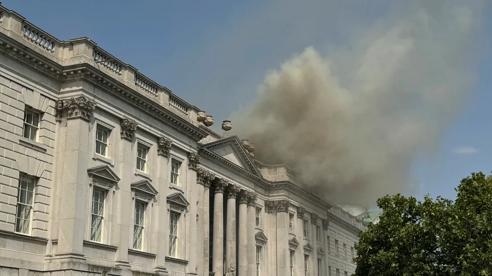 Rök väller ut från Somerset House i London.