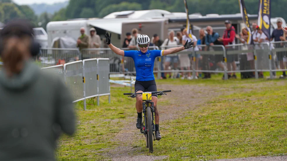 Elin Ålsjö firar på en SM-tävling i juni som resulterade i hennes senaste SM-guld.