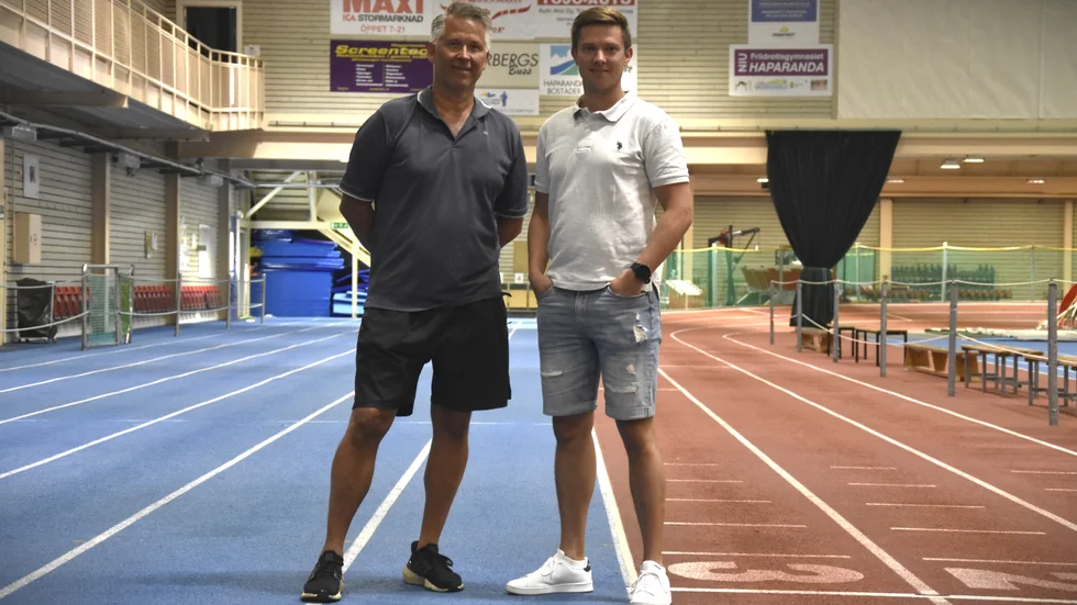 "Glädjen i att se barnen lyckas, när de slår ett rekord, det är min payback", säger Lars-Johan Styrman som varit friidrottstränare i många år, och bland annat hjälpt Simon.