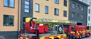 Litet barn fastnade i hissdörr