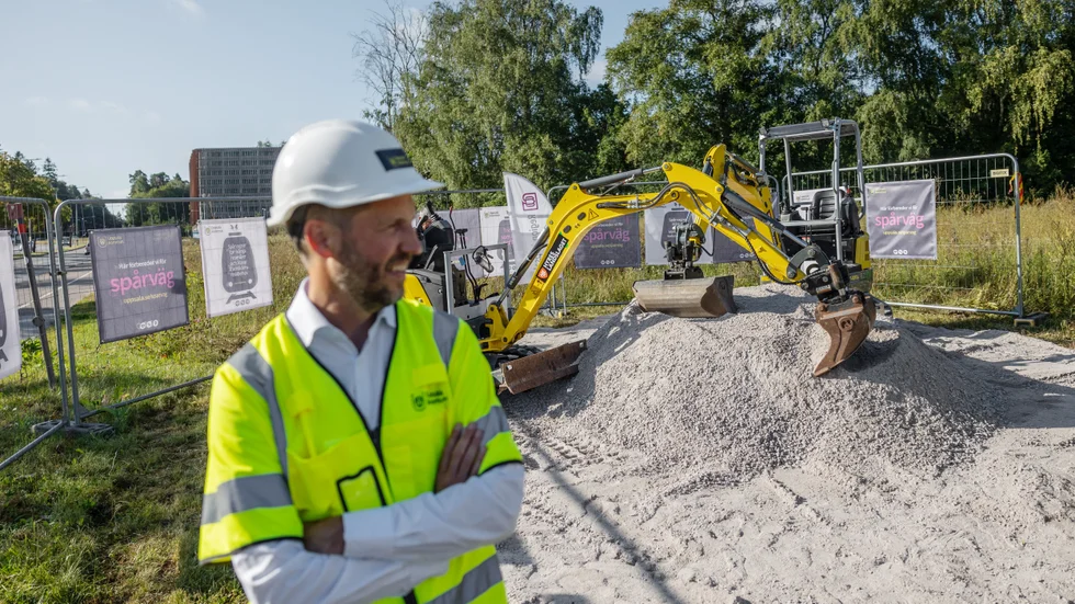 Första spadtaget för spårvägen och läge för att byta ut gamla rör i marken. "När vi ändå behöver flytta på ledningarna passar vi på att byta ut dem", säger Erik Pelling.