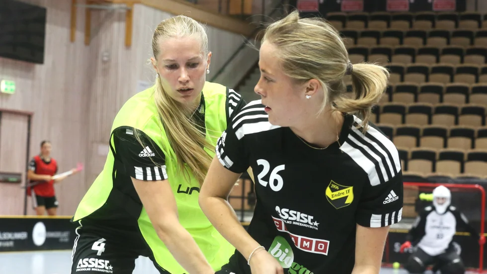 Milla Nordlund (till vänster) missar söndagens möte i Ica Maxi arena.