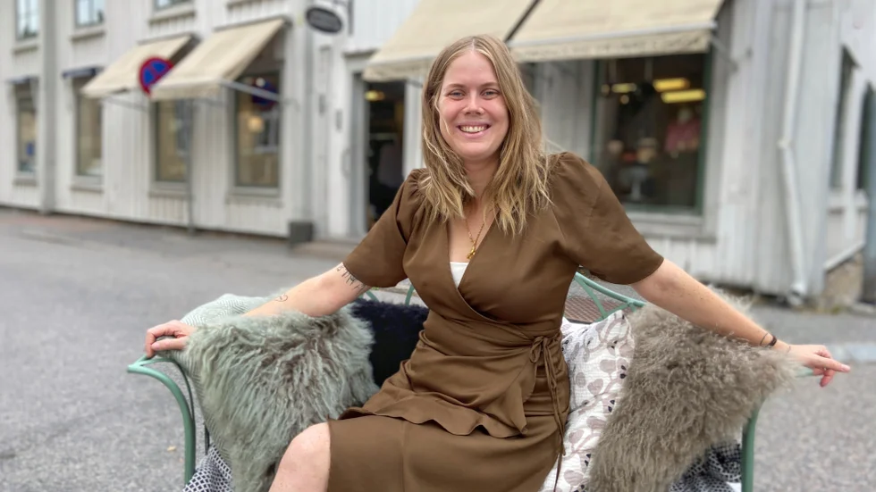 Stockholmaren Tyra Willén, 33, har sin mormor och moster i Mariefred och minns hur hon som barn köpte kulor och dankar i leksaksbutiken ett stenkast bort. Nu tar hon över Gripsholms vävarestuga – och kanske flyttar hon själv efter.