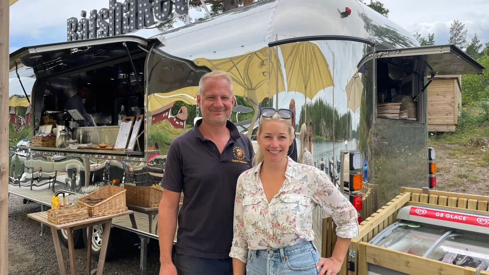 Casimir och Cassandra Danielsson driver tillsammans Eriksvik i Sankt Annas skärgård. I sommar har de premiär för foodtrucken med tillhörande servering på bryggan.