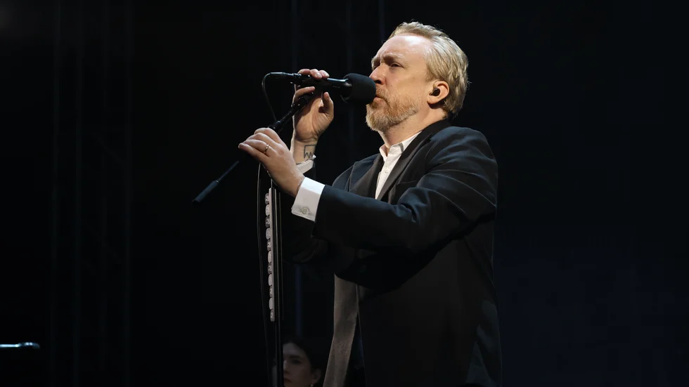 Lars Winnerbäck släpper ny musik mitt i sommarturnén.
