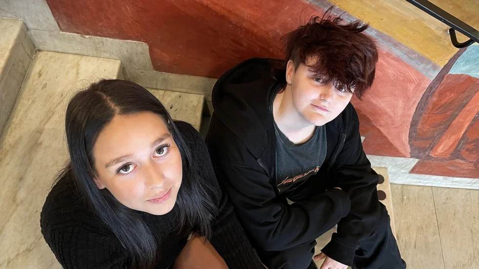 Signe Sepulveda Strömdahl, 17 år och Kai Eketjäll, 16 år, är båda med i Uppsala stadsteaters ungdomsensemble som åker till Madrid på teaterfestival.