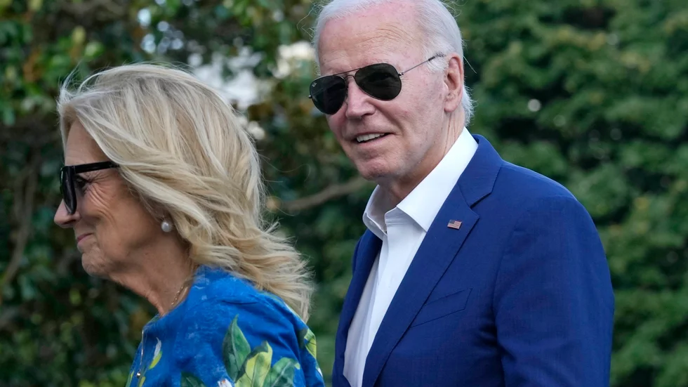 President Joe Biden anländer till Vita huset med sin fru Jill Biden efter att ha kampanjat i Pennsylvania på söndagen.
