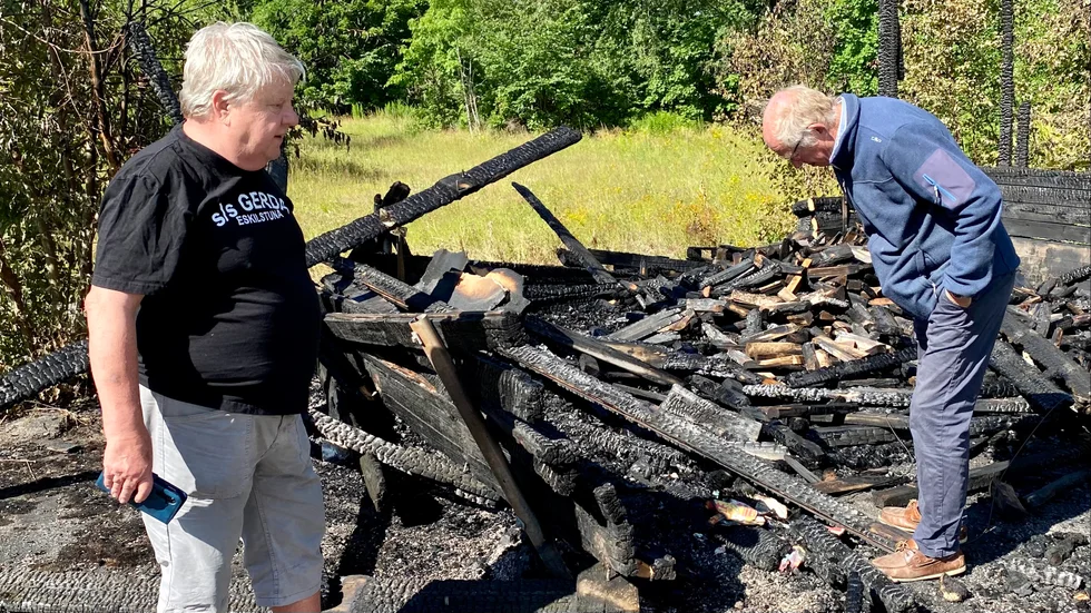 Hans Rosén och Bengt Axelsson från föreningen Ångslupen Gerda, tar en titt på skadorna efter branden. ”Det här är så onödigt”, säger Bengt Axelsson.