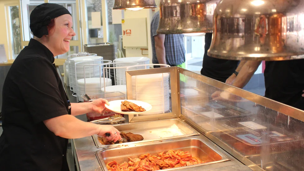 Helene Åkerberg serverar raggmunk med fläsk på Fabriken. Här är det öppet hela sommaren utan prishöjningar.