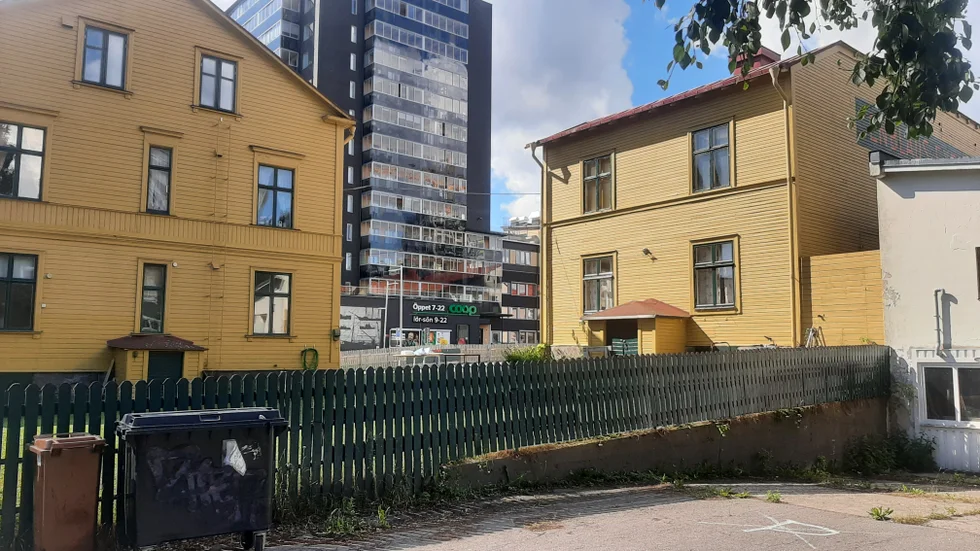 Enblads Express i kvarteret Gladan i Luleå. Det vänstra huset på bilden rymmer bostäder, det högra huset bostäder och kontor. Höghuset i bakgrunden ägs av Galären.
