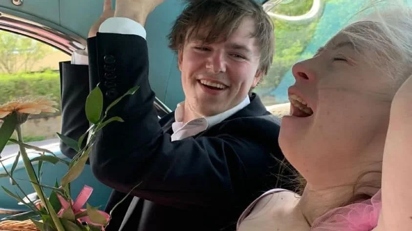 Plötsligt fanns han där, med det varma hjärta som mamma Erica Rinaldo hoppats. Casper Engström hörde av sig med ett självklart "jag kan", när Noelle Anemyr behövde en kavaljer till studentbalen.