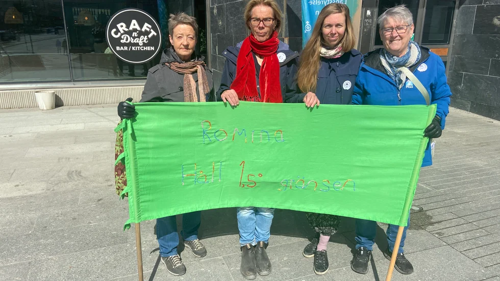Annika Forssen, Inger Aurell, Elisabeth Armfield och Ulla Henriksson från miljöföreningen Rebellmammorna i Luleå var på plats utanför Kulturens Hus för att få prata med klimat- och miljöministern Romina Pourmokhtari om regeringens klimatarbete.