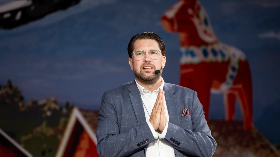 "Till sitt försvar tar Jimmie Åkesson till två högerextrema knep som är gamla som gatan. Han beskyller precis alla andra för det som hans partianställda gjort och dessutom hävdar han att det inte finns någon trollfabrik." Det skriver Angelica Katsanidou, Karin Helmersson och Lena Granath.