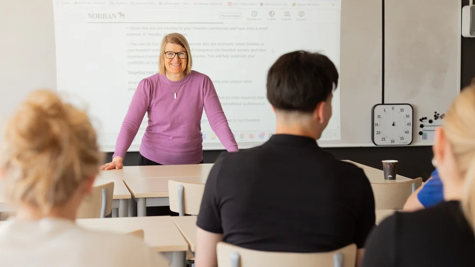 Elisabet Dahlén in her Baldergymnasiet classroom with students learning English.