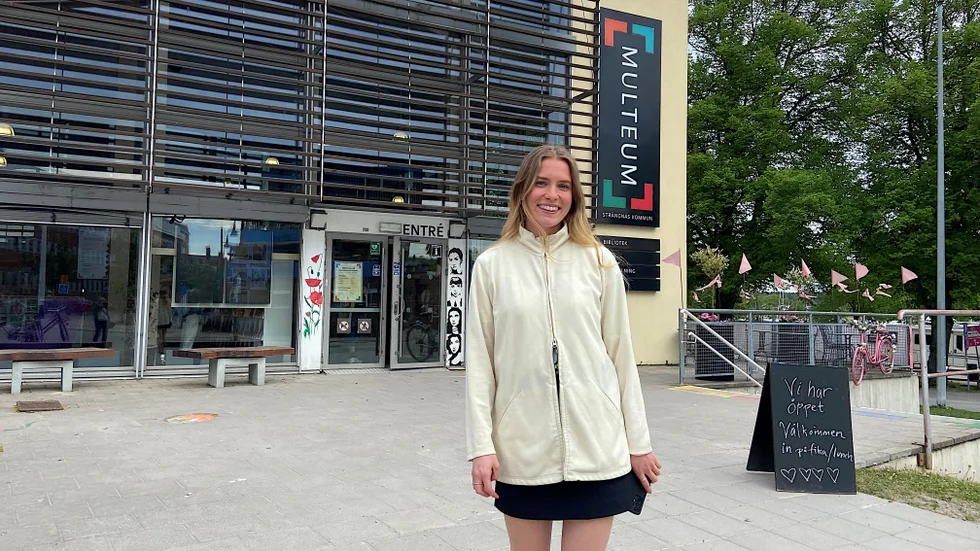 Malin Åkerblom, valsamordnare, utanför Multeum i Strängnäs där man kan förtidsrösta.