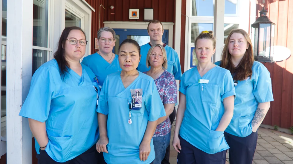 Personal på Rosågränd tycker inte att det är försvarbart att stänga ett väl fungerande äldreboende. Från vänster: Therese Lundqvist, undersköterska, Anna-Karin Fredriksson, undersköterska, Pratchayaporn Krongthong, vårdbiträde, Britt Eriksson, undersköterska, Sebastian Karlsson, vårdbiträde, Elina Dejke, distrikssköterska och Cassandra Edman, vårdbiträde.