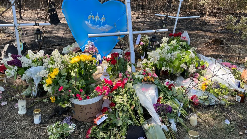 Ett blomsterhav. Många människor har lämnat sina hälsningar och blommor på olycksplatsen.