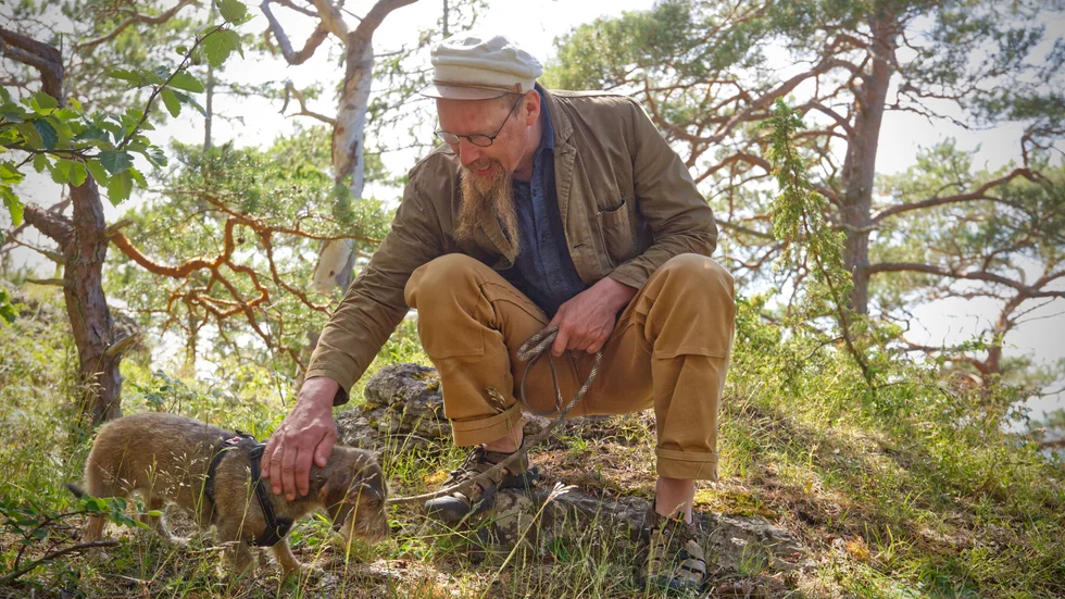 Ny Björn Gustafsson och (forn)taxen Britta är ett erfaret sökarpar när det kommer till fornlämningar. "Britta har besökt fler fornborgar än de flesta människor" säger Ny Björn. 