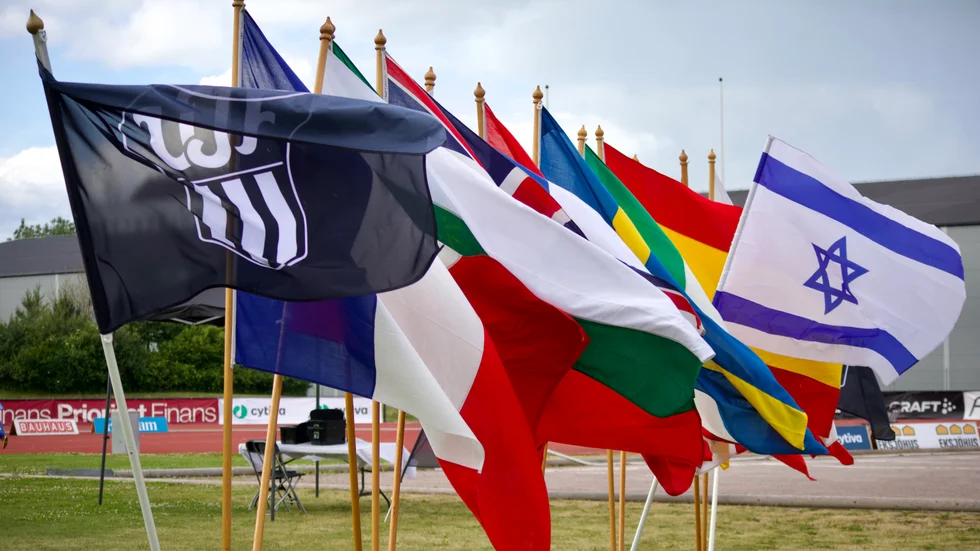 En ny israelisk flagga är på plats efter stölden. 