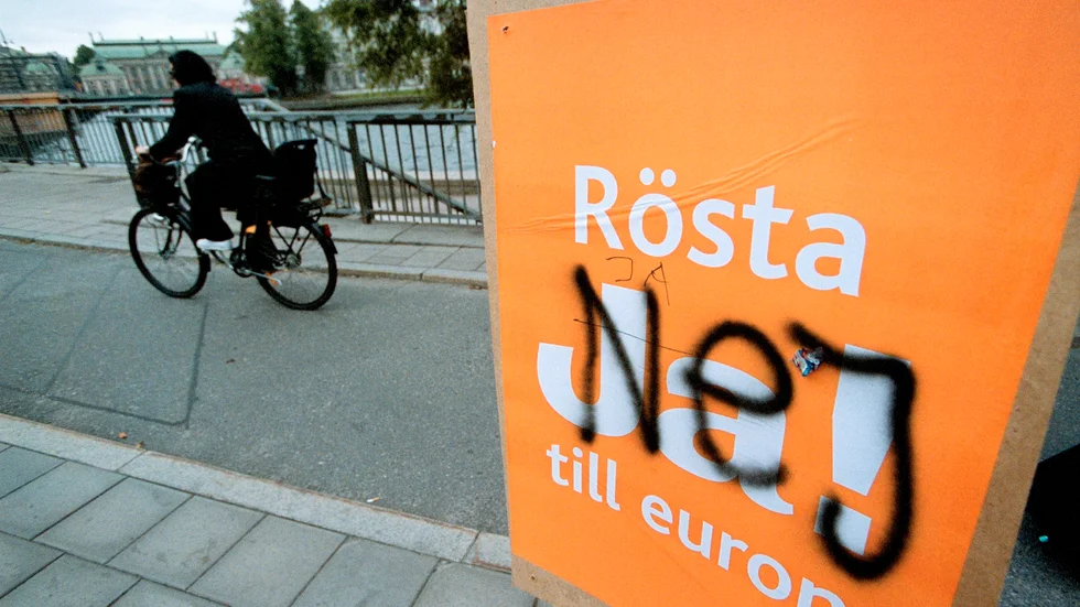 En nedklottrad affisch från folkomröstningen om euron 2003. Arkivbild.