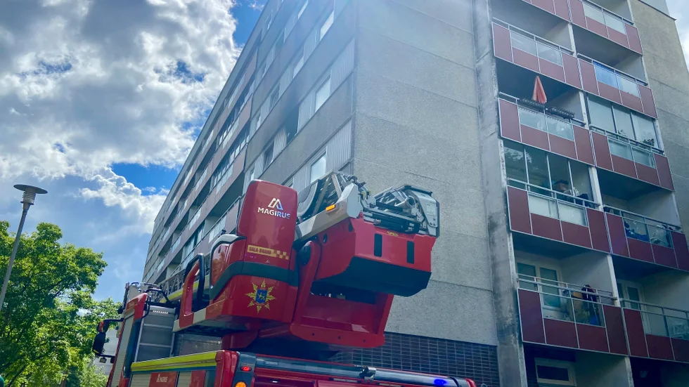 Det var en lägenhet på tredje våningen i flerfamiljshuset som eldhärjades.